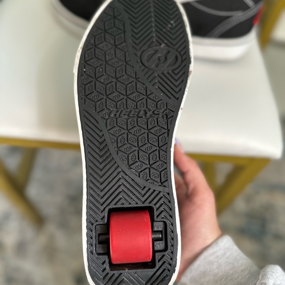 BLACK AND WHITE HEELYS!!♥️ SIZE 7 - Picture 5 of 5